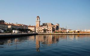 Puerto con acuario