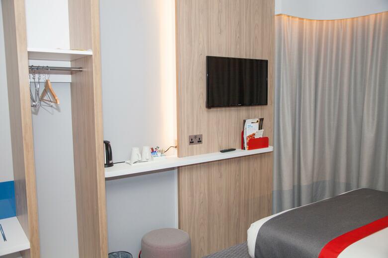 Hotel Express By Holiday Inn Cardiff Bay