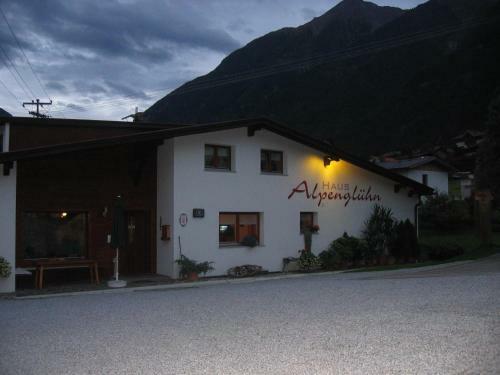 Hostal Haus Alpengl�hn
