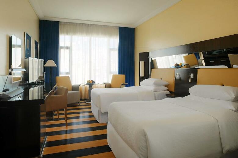 Hotel Four Points By Sheraton (clase)