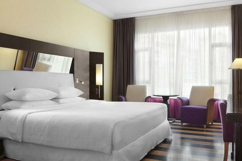 Hotel Four Points By Sheraton (clase)