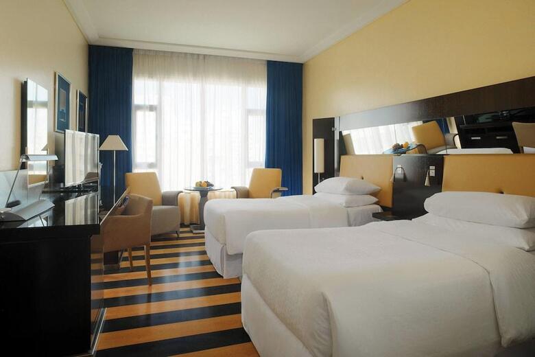 Hotel Four Points By Sheraton (clase)