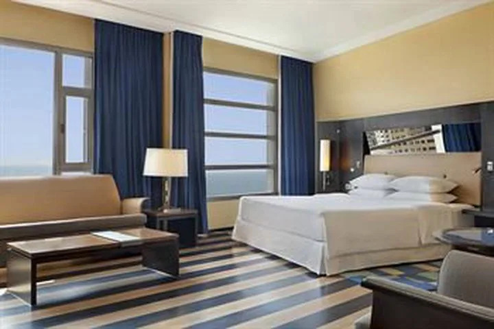 Hotel Four Points By Sheraton (clase)