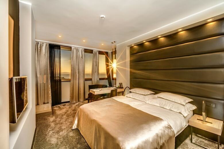 Hostal The View Luxury Rooms