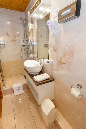 Tin�di Hotel �s �tterem