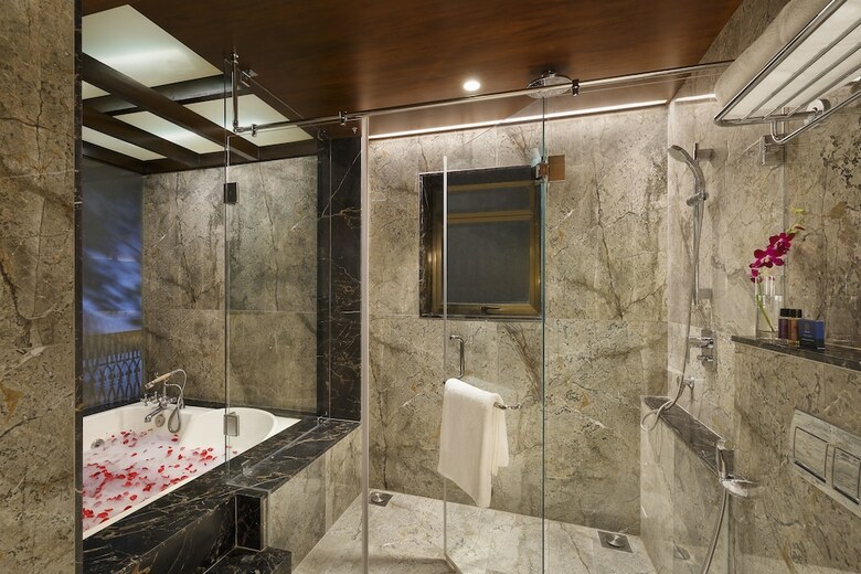 Hotel Lazy Lagoon Sarovar Portico Suites