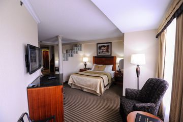 Hotel Monte Carlo Inns Barrie Suites
