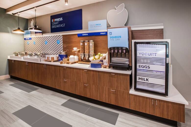 Hotel Holiday Inn Express & Suites Grand Rapids Airport North By Ihg