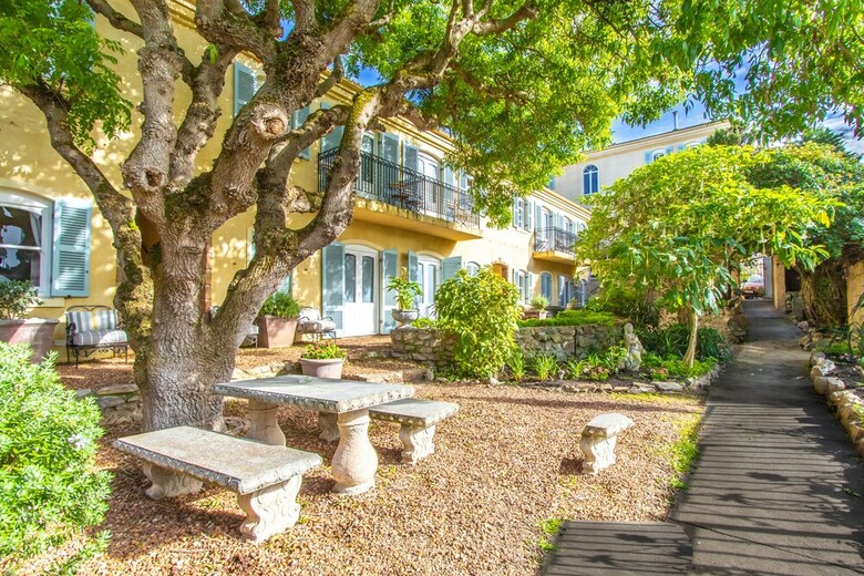 Hostal Auberge Burgundy Guesthouse