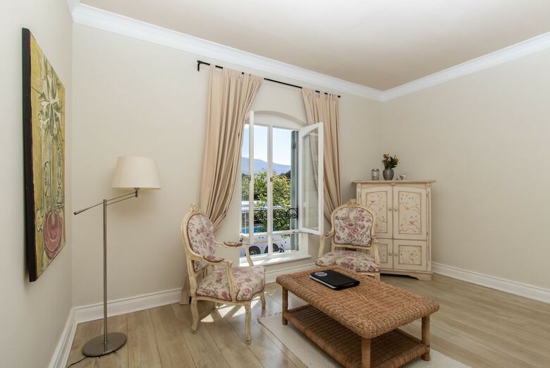 Hostal Auberge Burgundy Guesthouse