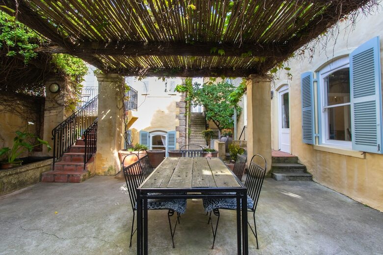 Hostal Auberge Burgundy Guesthouse