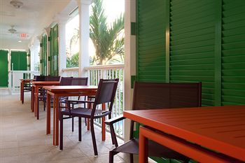 Hotel Almond Tree Inn