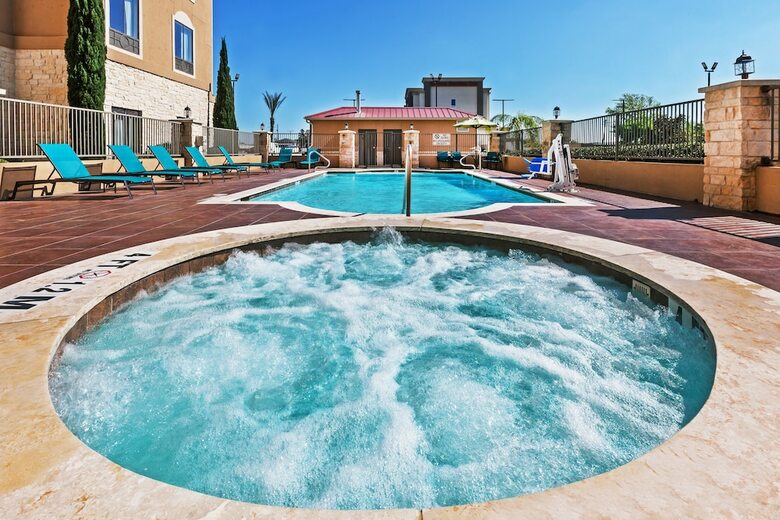 Holiday Inn Express Hotel & Suites Victoria