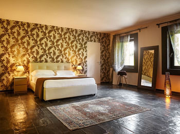 Hotel Maanja Lake Front Suite And Restaurant