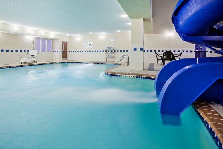 Holiday Inn Express Hotel & Suites Dickinson