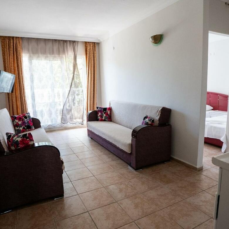 Basil's Apart Hotel