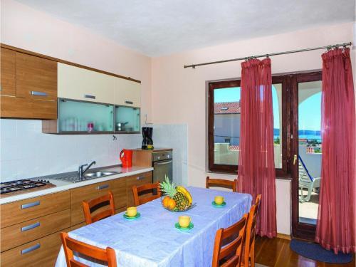 Three-bedroom Apartment In Kastel Gomilica