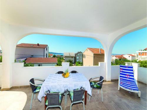 Three-bedroom Apartment In Kastel Gomilica