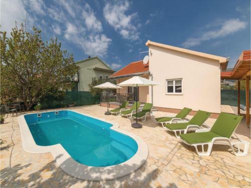 Three-bedroom Holiday Home In Kastel Stafilic