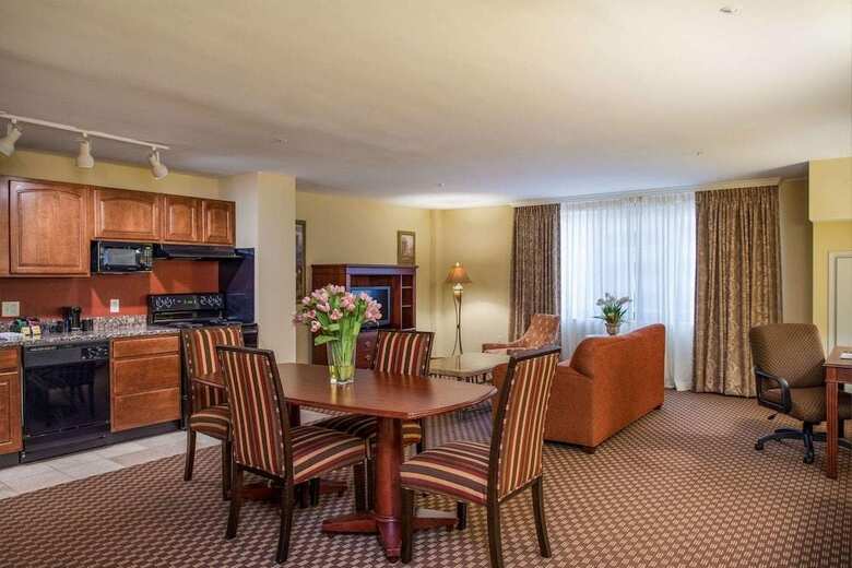 Clarion Collection Hotel Arlington Court Suites