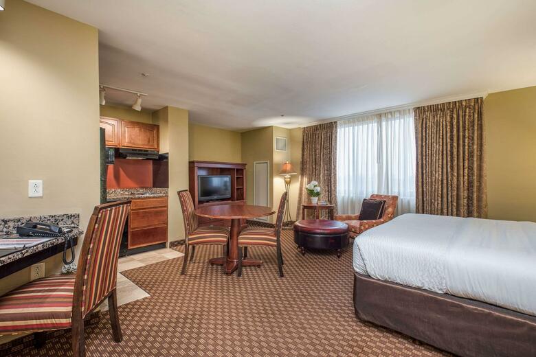 Clarion Collection Hotel Arlington Court Suites