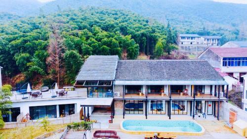 Black Jewels Inn