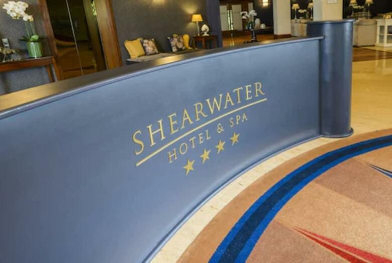 Carlton Shearwater Hotel