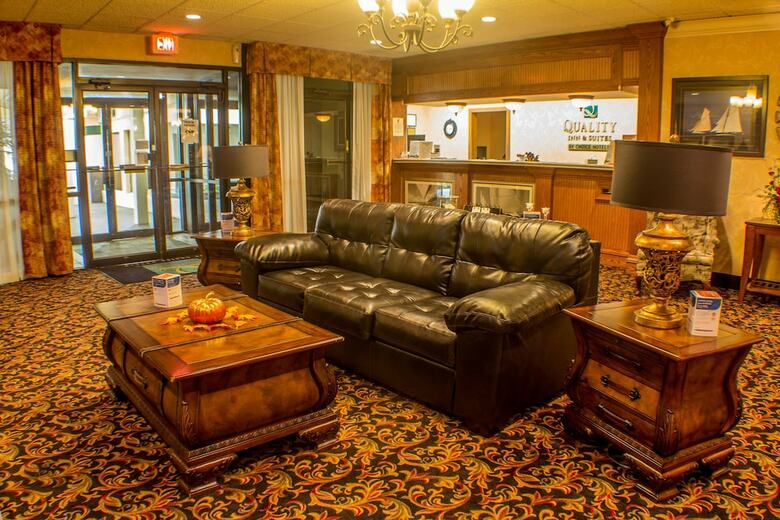 Hotel Quality Inn  And  Suites Conference Center