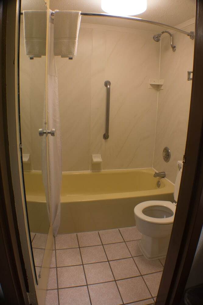 Hotel Quality Inn  And  Suites Conference Center