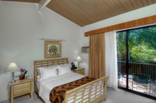 Dinah's Garden Hotel & Trader Vic's