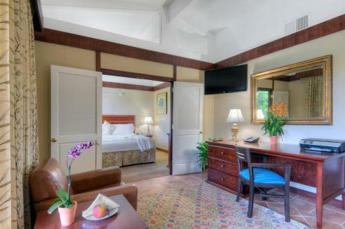 Dinah's Garden Hotel & Trader Vic's
