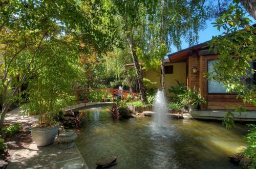 Dinah's Garden Hotel & Trader Vic's