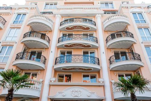 Venera & Anastasia Palace Apartments