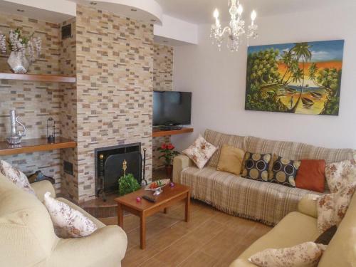 Six-bedroom Holiday Home In Sayalonga