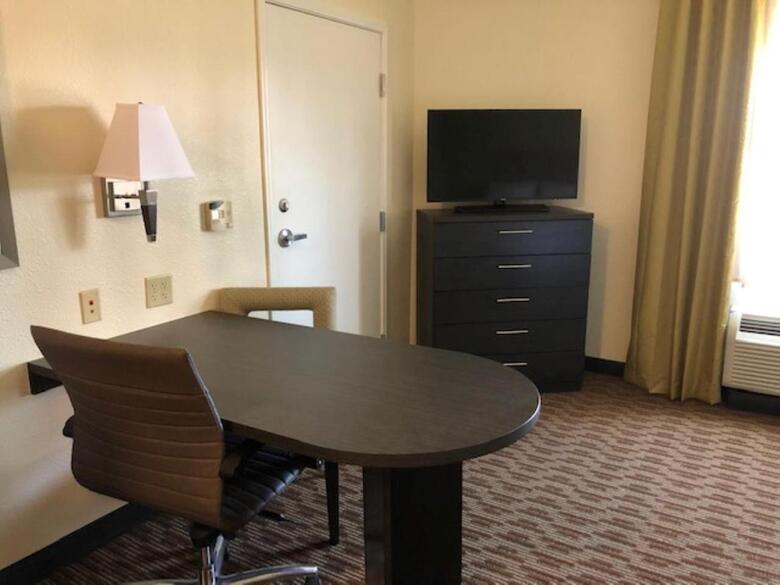 Hotel *candlewood Suites*