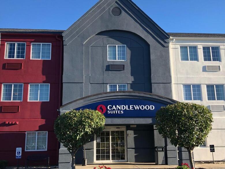 Hotel *candlewood Suites*
