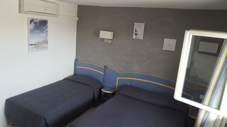 Hotel Les Palmiers En Camargue