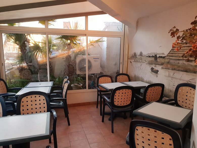 Hotel Les Palmiers En Camargue