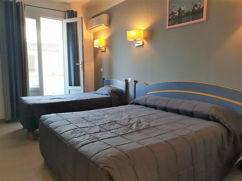 Hotel Les Palmiers En Camargue