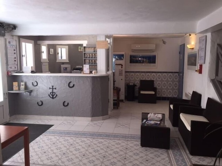 Hotel Les Palmiers En Camargue