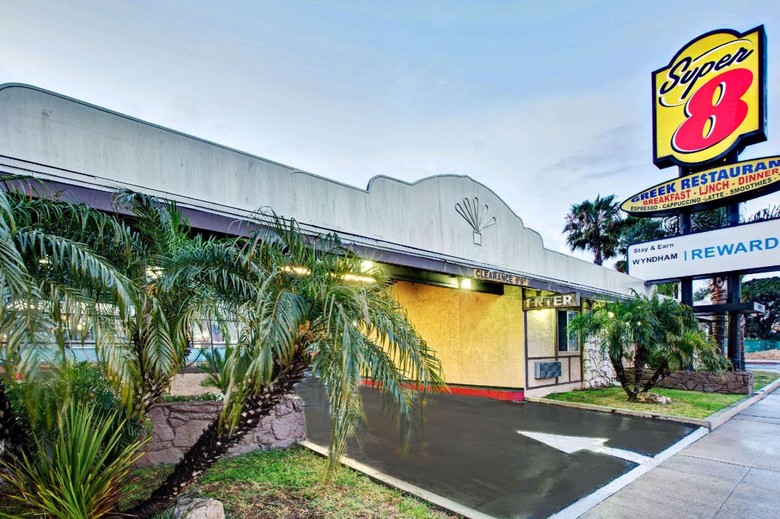 Hotel Super 8 By Wyndham Los Angeles Airport