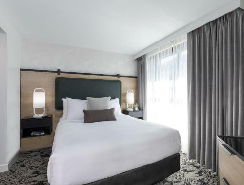 Hotel The Crystal Lodge And Suites