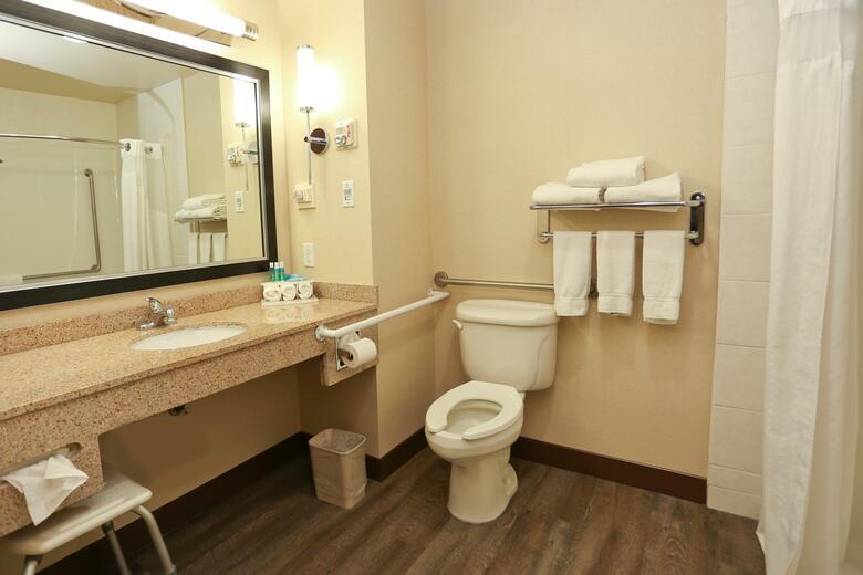 Holiday Inn Express Hotel & Suites Vernon