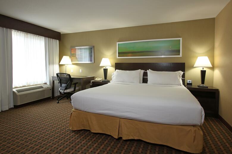 Holiday Inn Express Hotel & Suites Vernon