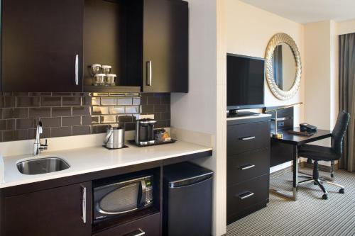 Hotel The Hollis Halifax - A Doubletree Suites By Hilton