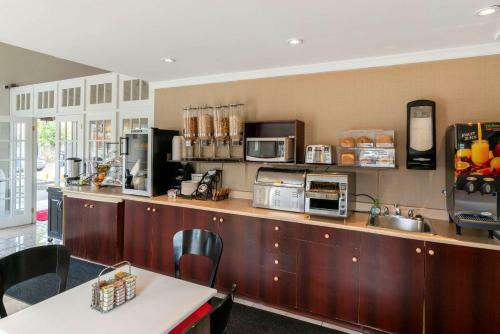 Hotel Econolodge Brossard