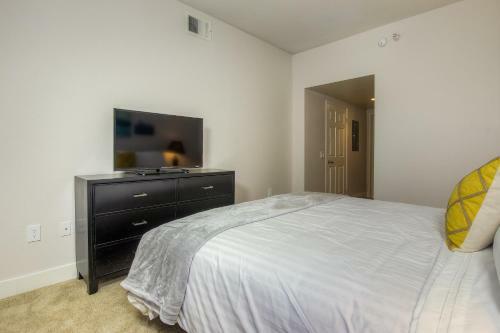 Wilshire Apartment 215 - 3 Bedroom
