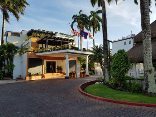 Radisson Fort George Hotel & Marina