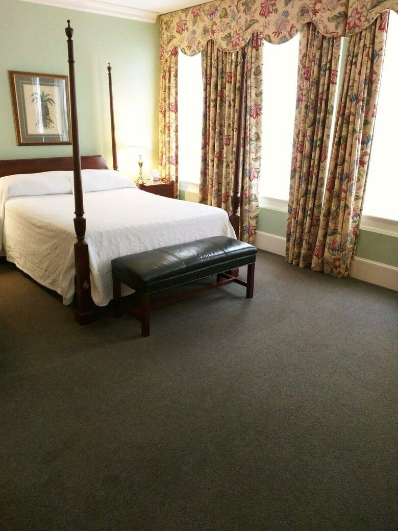 Hotel Planters Inn