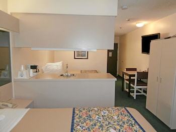Hotel America�s Best Value Inn & Suites